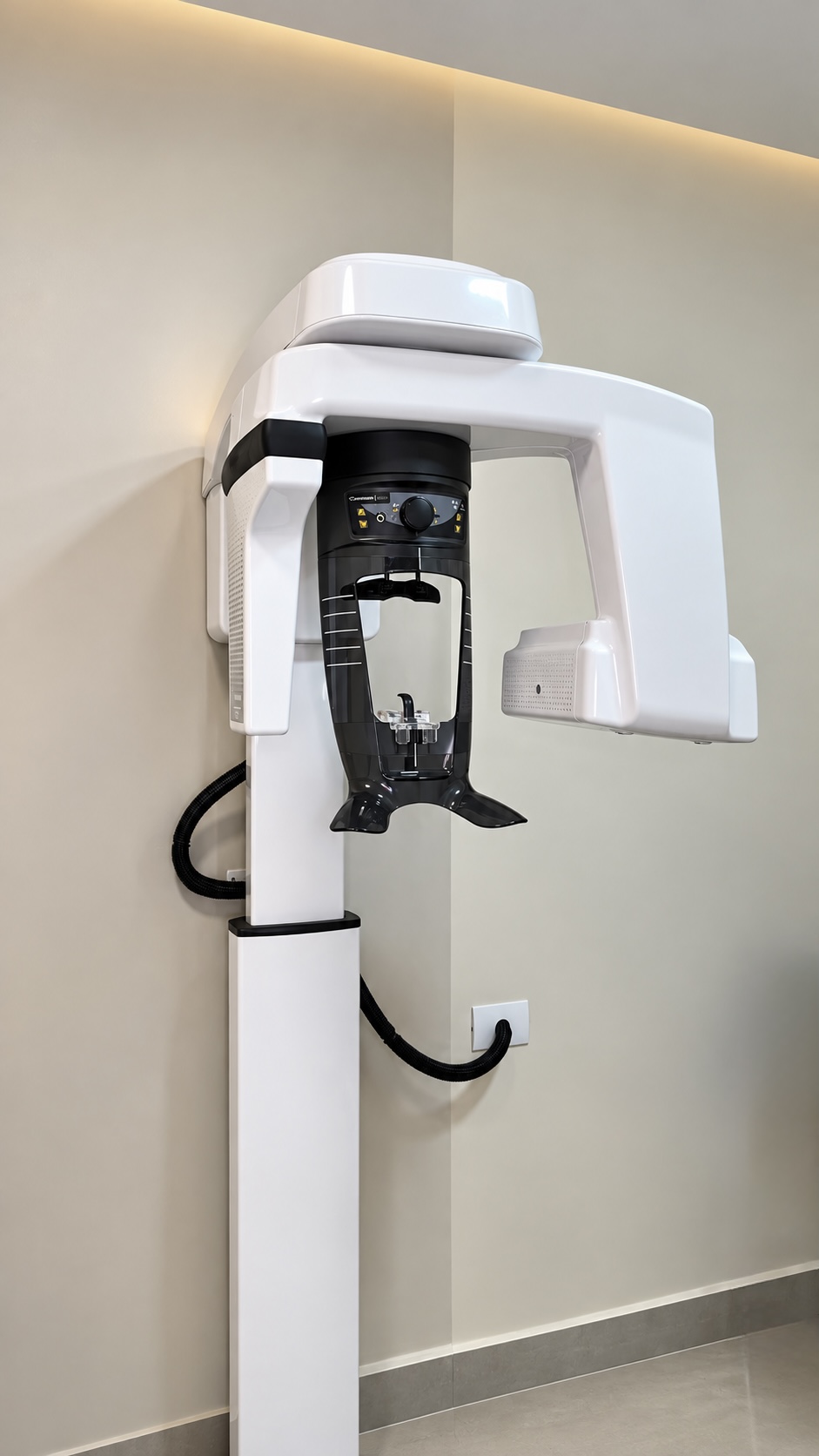 Aparelho de raio-x digital panorâmico branco instalado na clínica, usado nos exames de imagem
